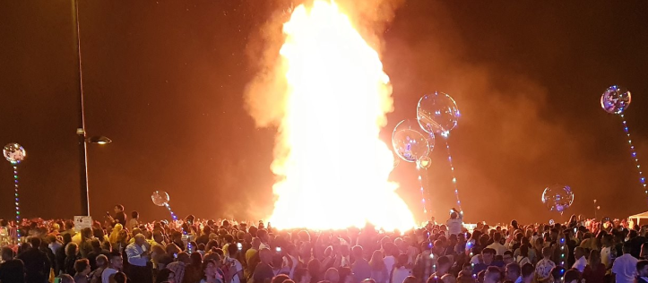 Crowds gathered around a giant San Juan bonfire in Salobre&ntilde;a